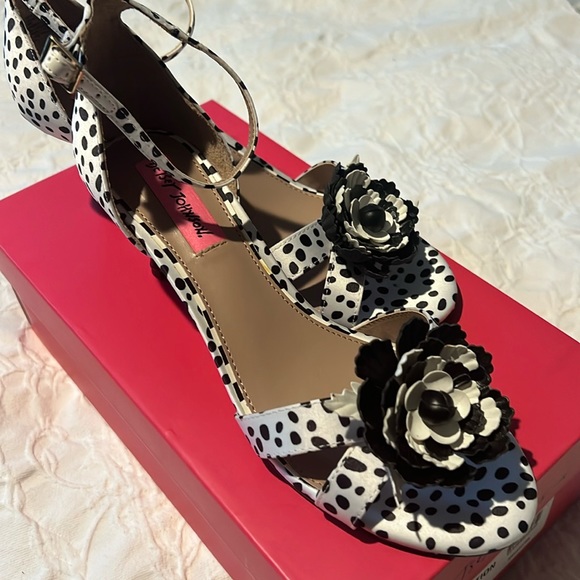 New in Box Betsy Johnson Mea Dalmatian heels Ankle Strap Flower Accent Size 8 - Picture 2 of 6